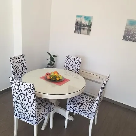 Apartment 3 Bedroom With Terrace And Free Parking *