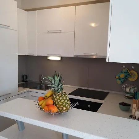 3 Bedroom With Terrace And Free Parking Apartment *